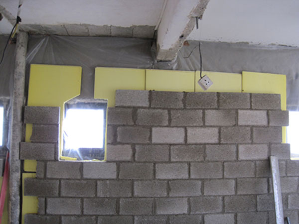 Το εξωτερικό κέλυφος του διαμερίσματος θερμομονώθηκε με 2-3 εκ. εξηλασμένη πολυστερίνη στους τοίχους Το εξωτερικό κέλυφος του διαμερίσματος θερμομονώθηκε με 2-3 εκ. εξηλασμένη πολυστερίνη στους τοίχους